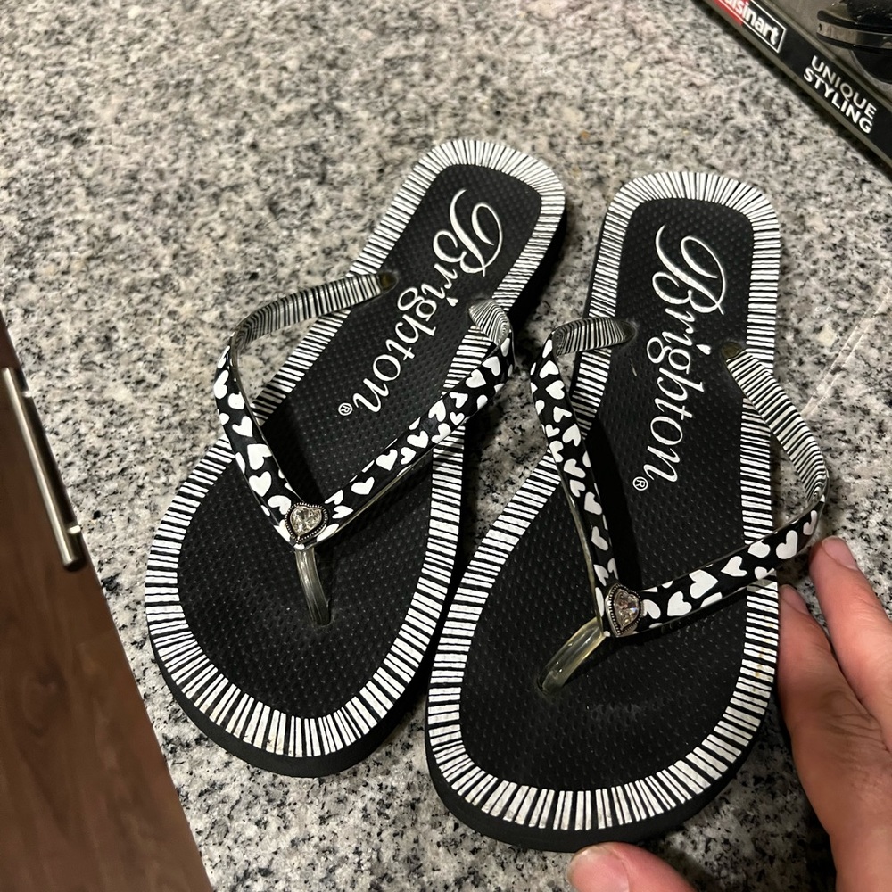 Brighton woman’s size 8 flip flop heart bling black and white hearts straps
